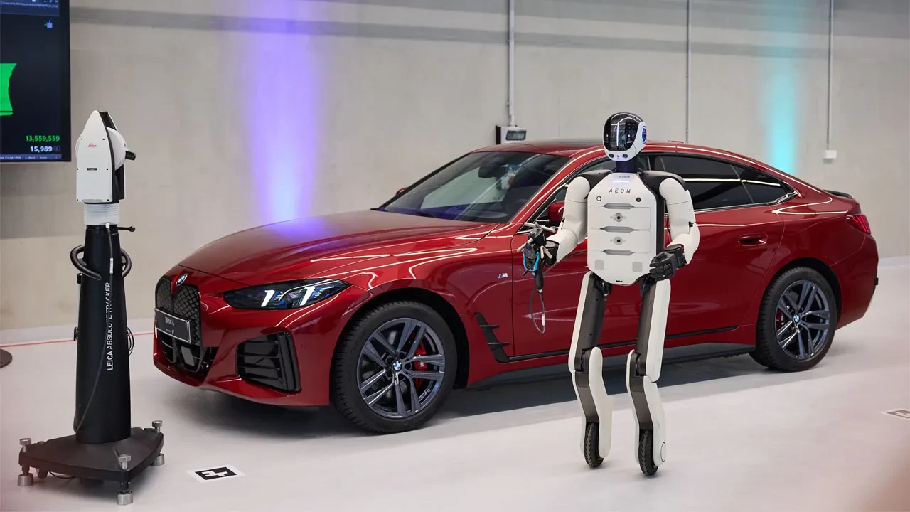 Pili bitince kendi bataryasını değiştiren insansı robotlar BMW fabrikasında işe başlıyor