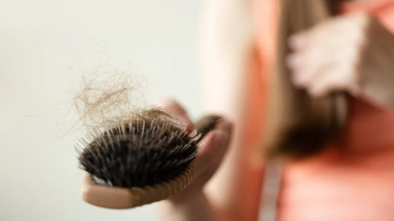 Saç köklerini güçlendiriyor! Koparak dökülmelere iyi gelen doğal karışım