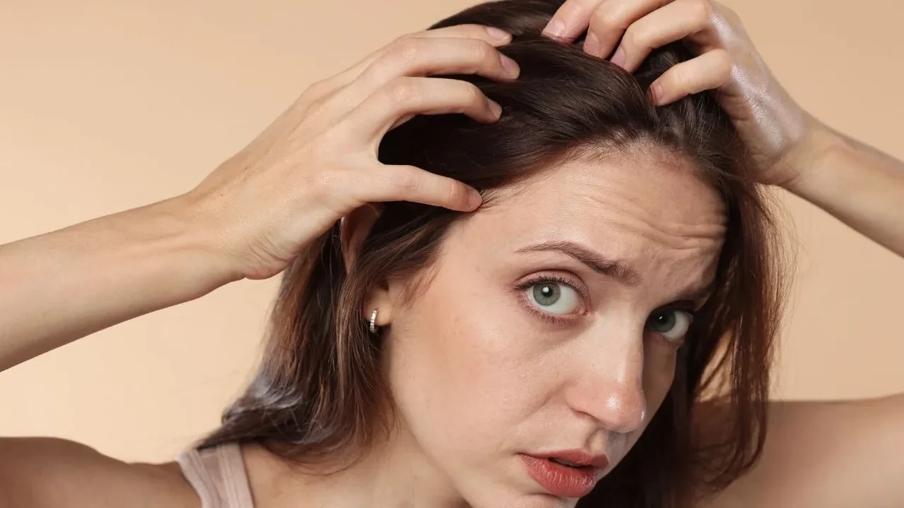 Saç köklerini güçlendiriyor! Koparak dökülmelere iyi gelen doğal karışım