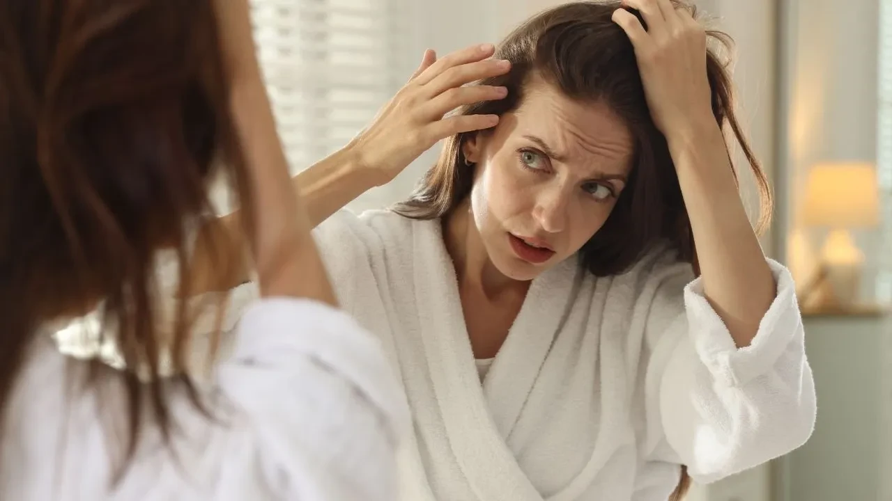 Saç köklerini güçlendiriyor! Koparak dökülmelere iyi gelen doğal karışım