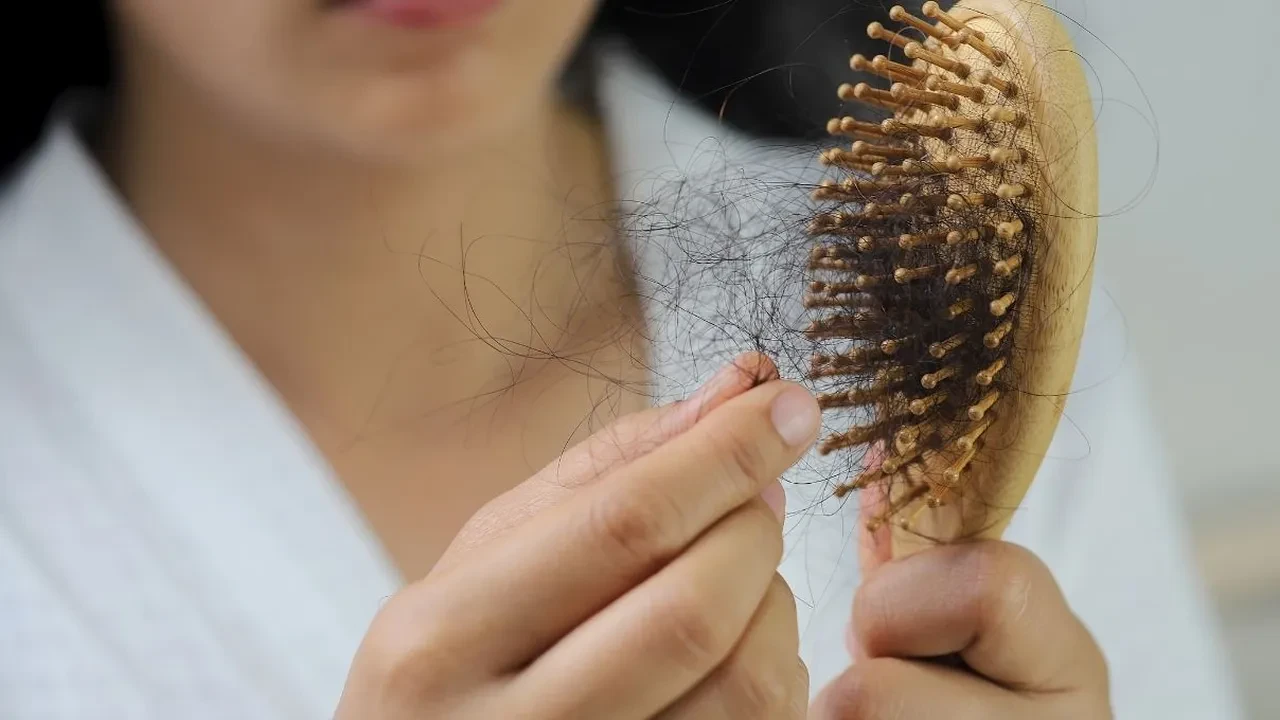 Saç köklerini güçlendiriyor! Koparak dökülmelere iyi gelen doğal karışım