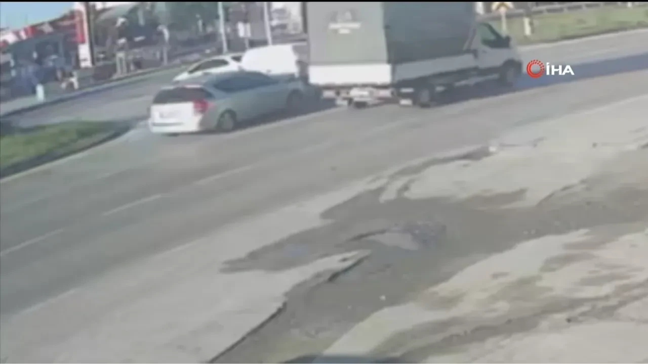 Samsun'da korkutan kaza! İki otomobilin çarpışma anı kamerada