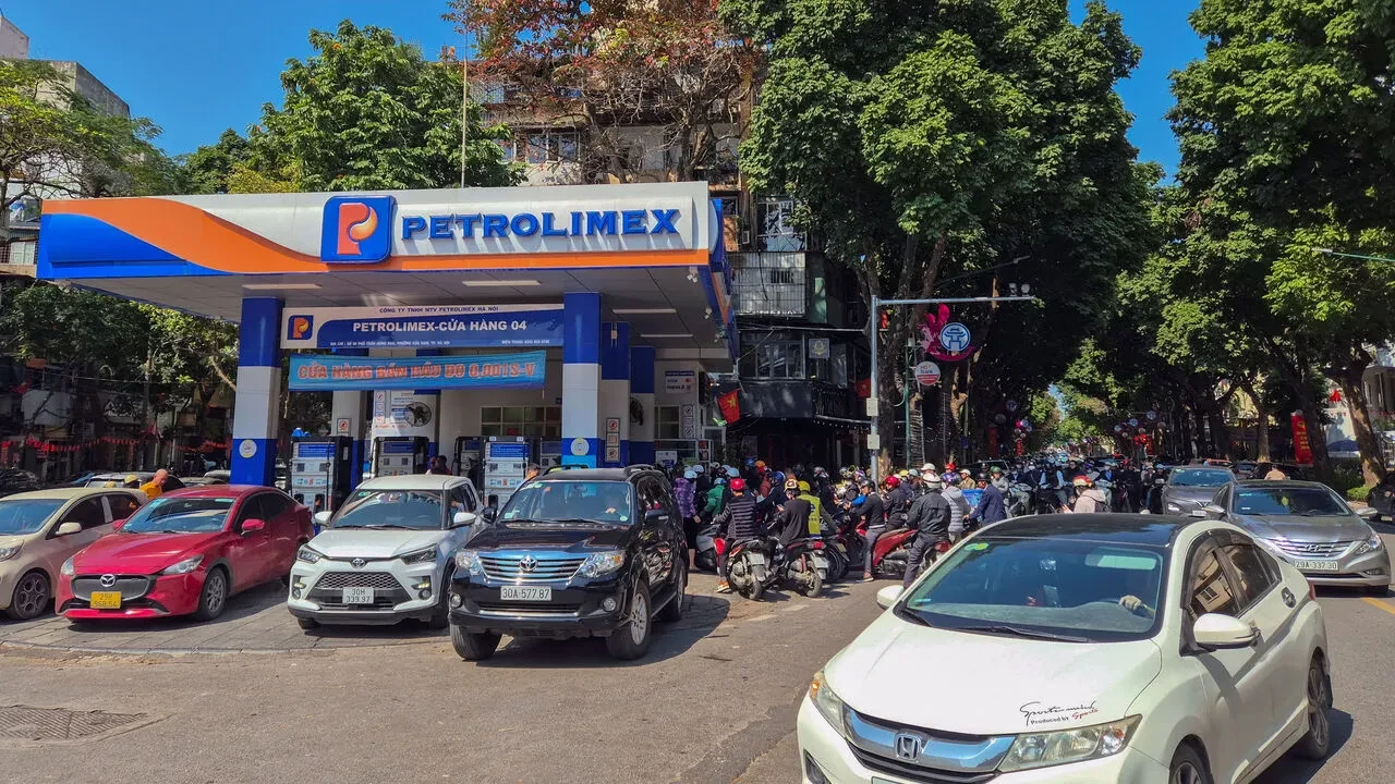 Savaş petrol fiyatlarını vurdu: Vietnam benzin tüketimini azaltmak için evden çalışmaya yönlendiriyor