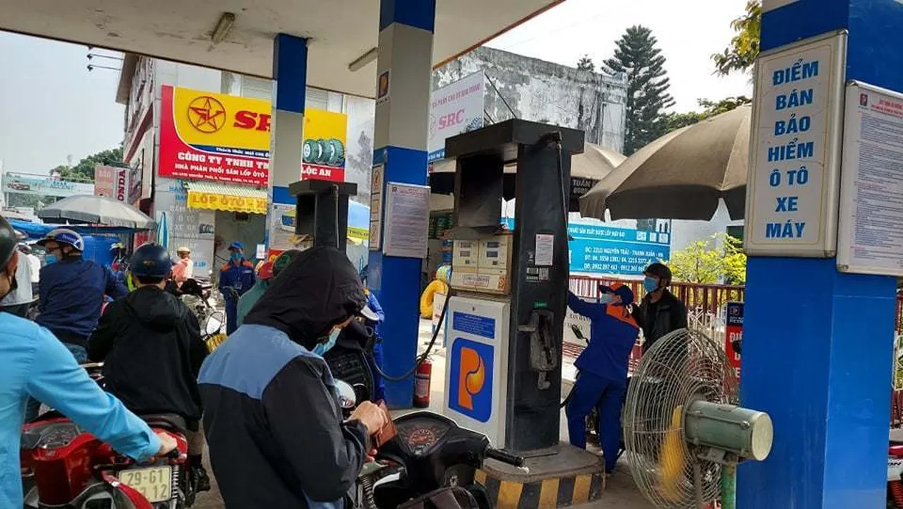 Savaş petrol fiyatlarını vurdu: Vietnam benzin tüketimini azaltmak için evden çalışmaya yönlendiriyor