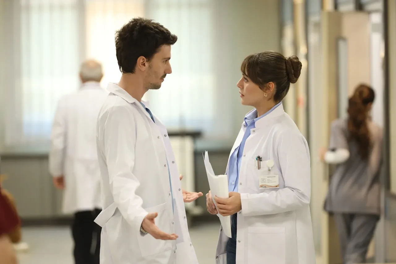 Sıla Türkoğlu’nun yeni dizisi büyük ilgi gördü!  Eski rol arkadaşı Ceren Karakoç’tan samimi destek