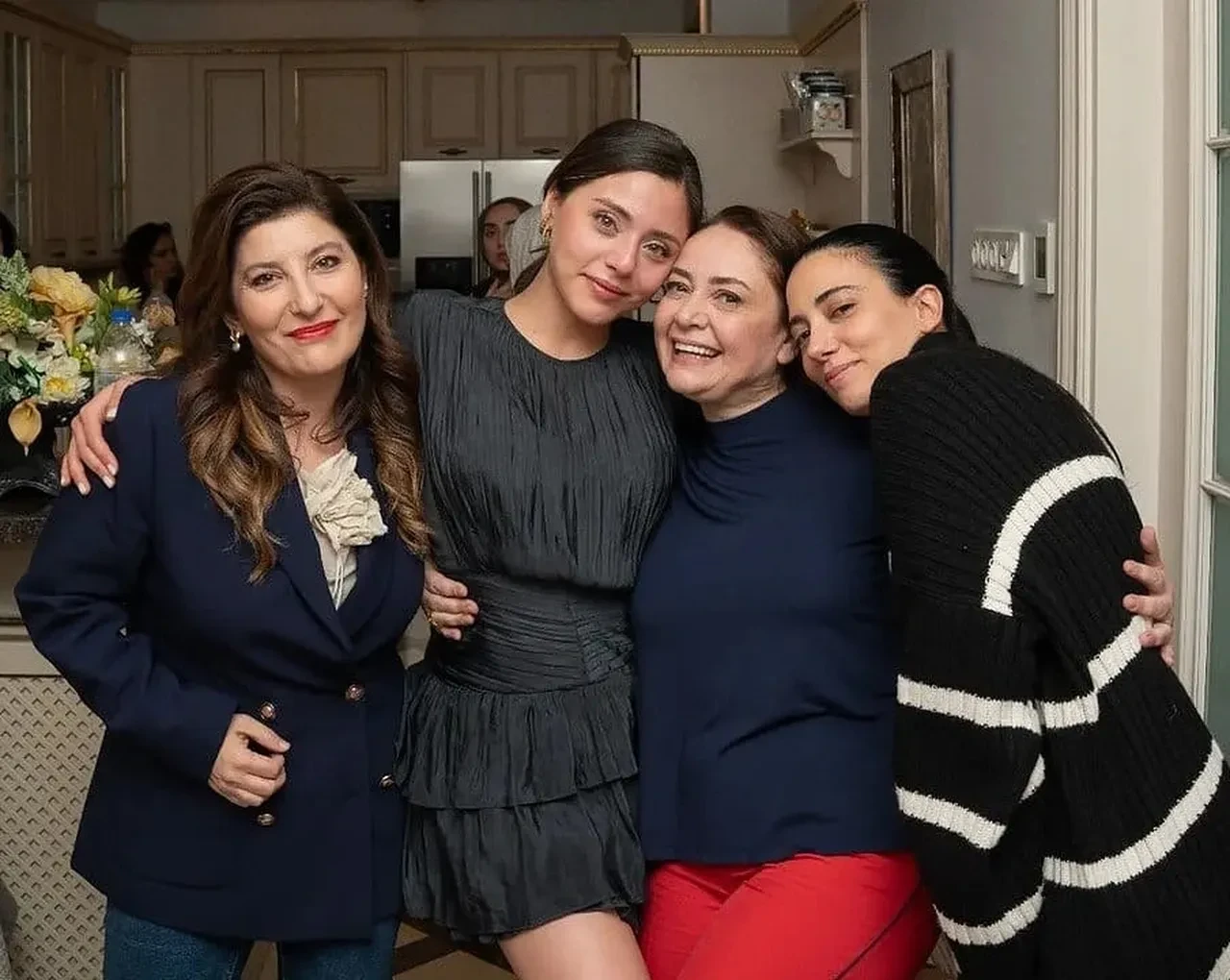 Sıla Türkoğlu’nun yeni dizisi büyük ilgi gördü!  Eski rol arkadaşı Ceren Karakoç’tan samimi destek