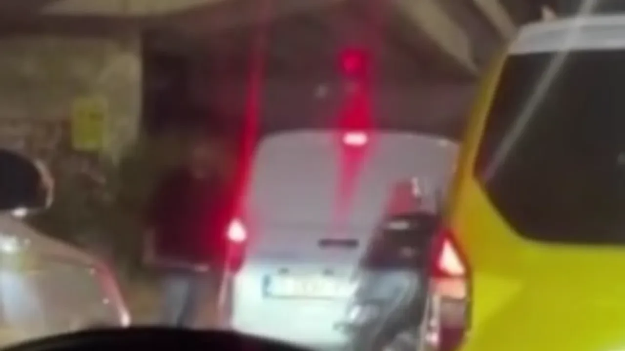 Sopayla sürücünün üzerine böyle yürüdü! Taksiciye adeta ceza yağdı 