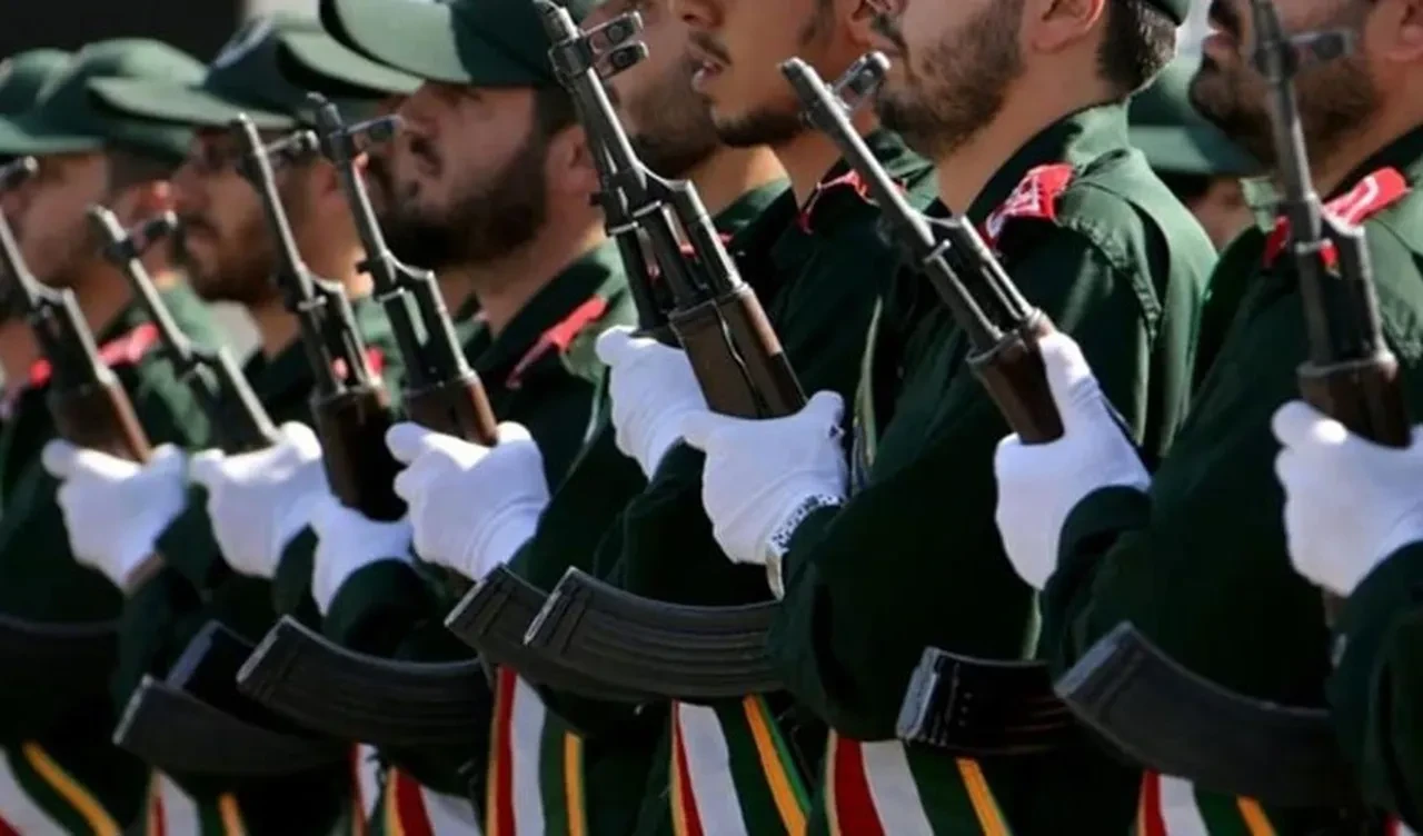 Trump'ın tehdidine karşı İran Devrim Muhafızları'ndan rest: Hürmüz Boğazı'ndan tek litre petrole izin yok 