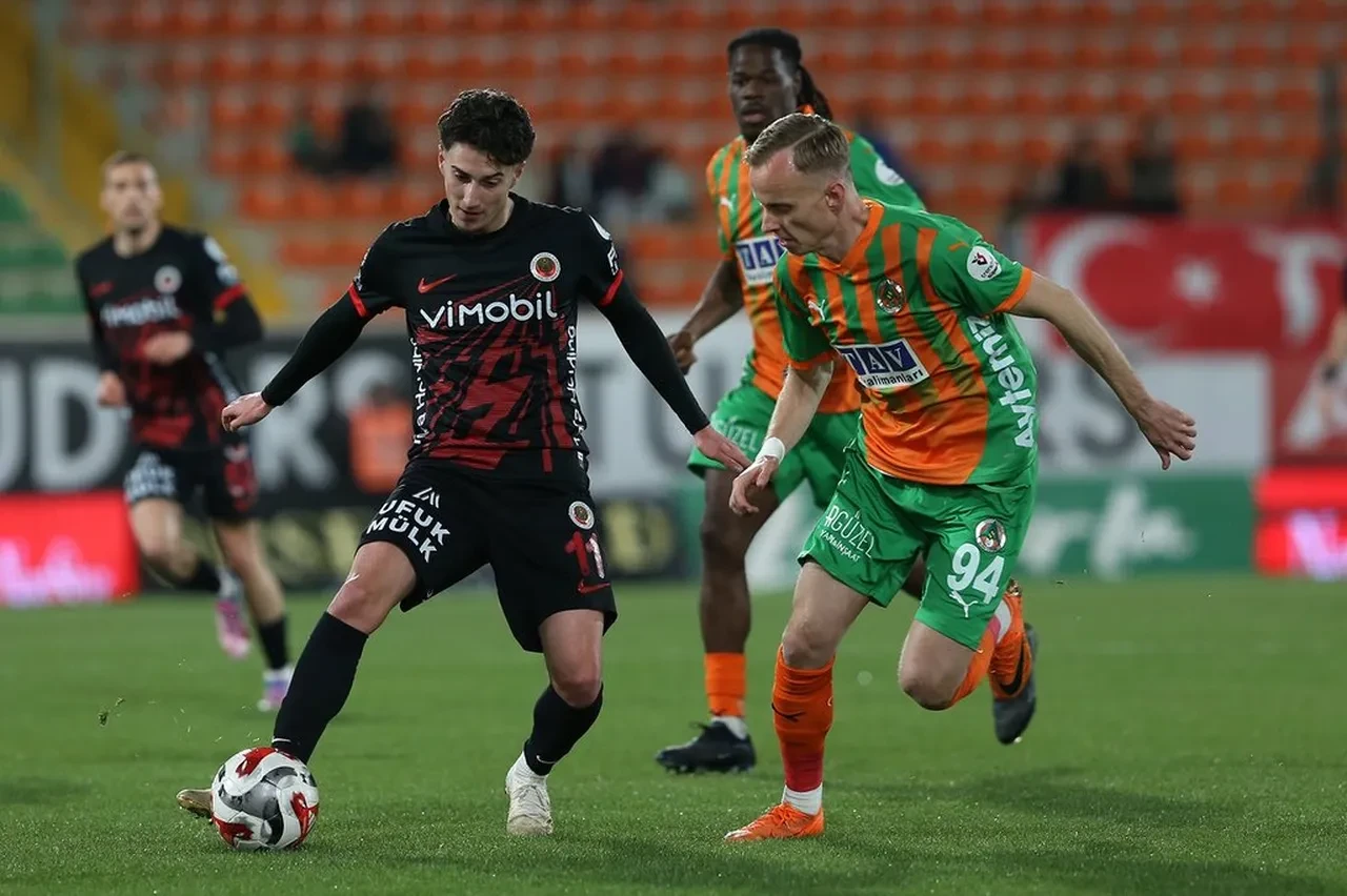 Volkan Demirel'den ilk maçında 1 puan!