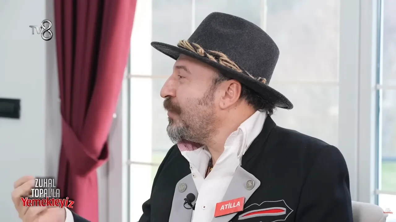 Yemekteyiz Atilla kimdir, aslen nerelidir? Yemekteyiz Atilla Özyüksel tarzıyla ekranlara damga vurdu