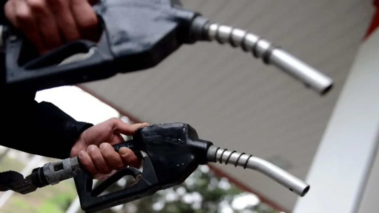 Akaryakıta çifte indirim! Bu gece yarısından itibaren geçerli olacak