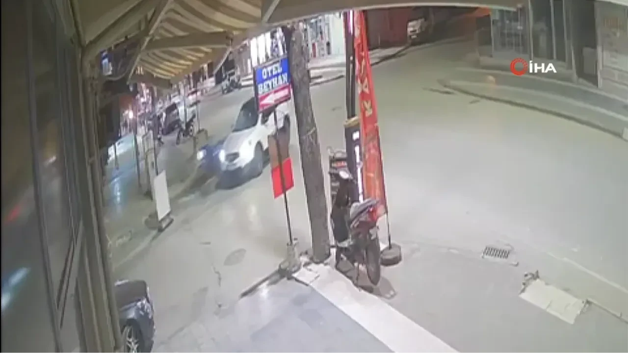 Burdur'da otomobil ile çarpışan motosikletli yola savruldu! O anlar kamerada