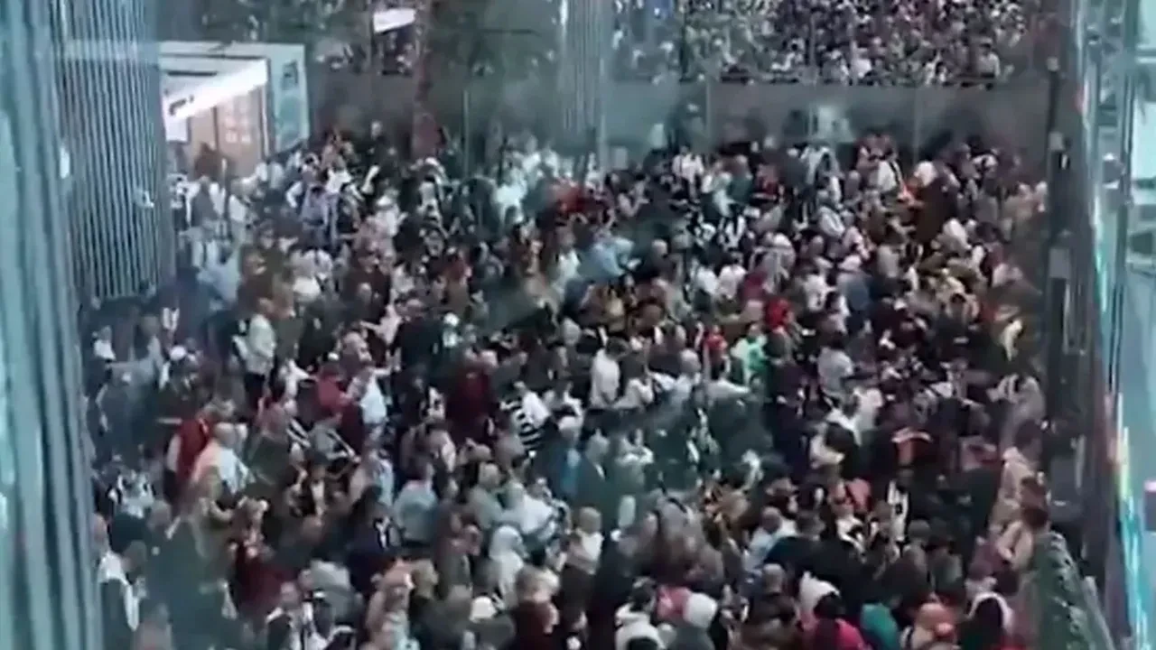 Füzeler sonrası Dubai’de panik! Havalimanında insan seli