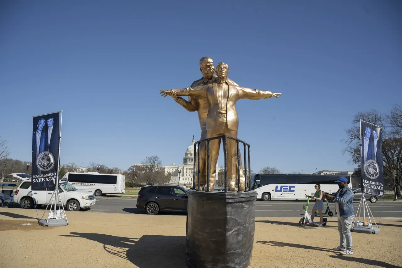 Trump-Epstein heykeli