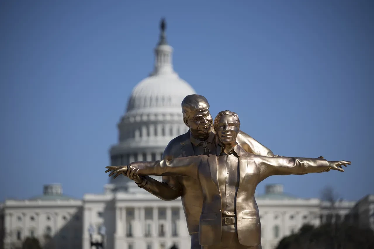 Trump-Epstein heykeli