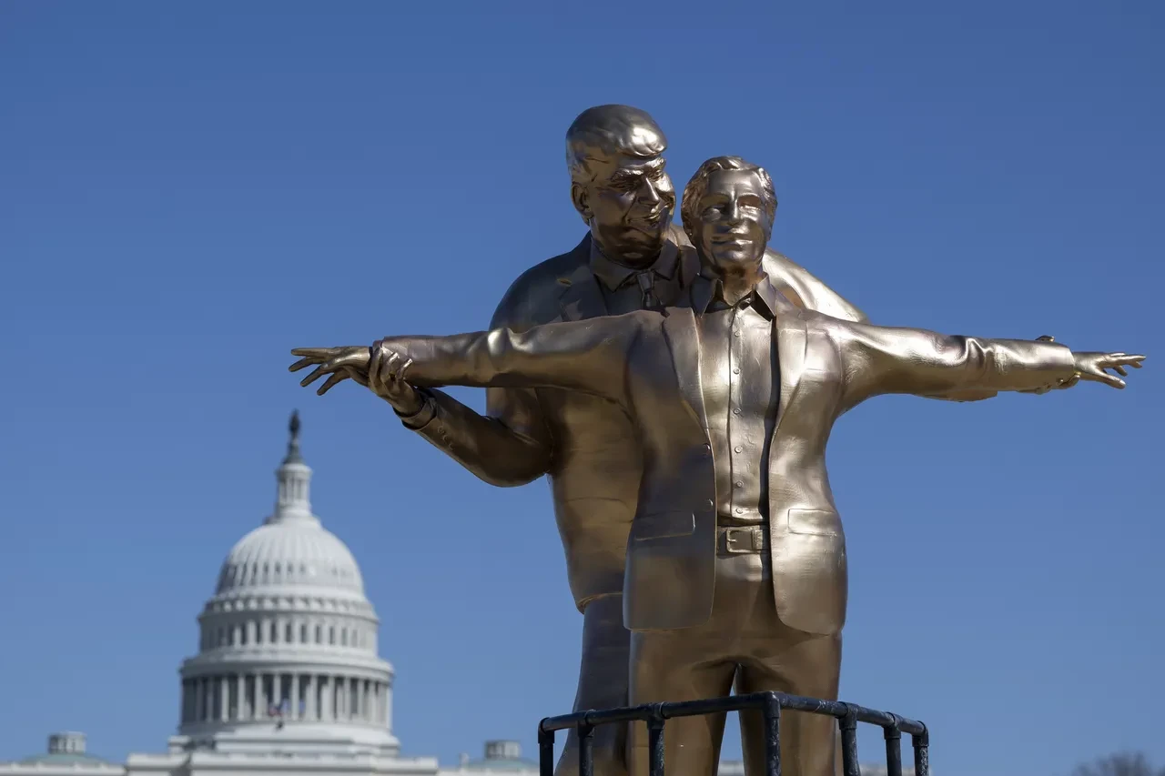 Trump-Epstein heykeli