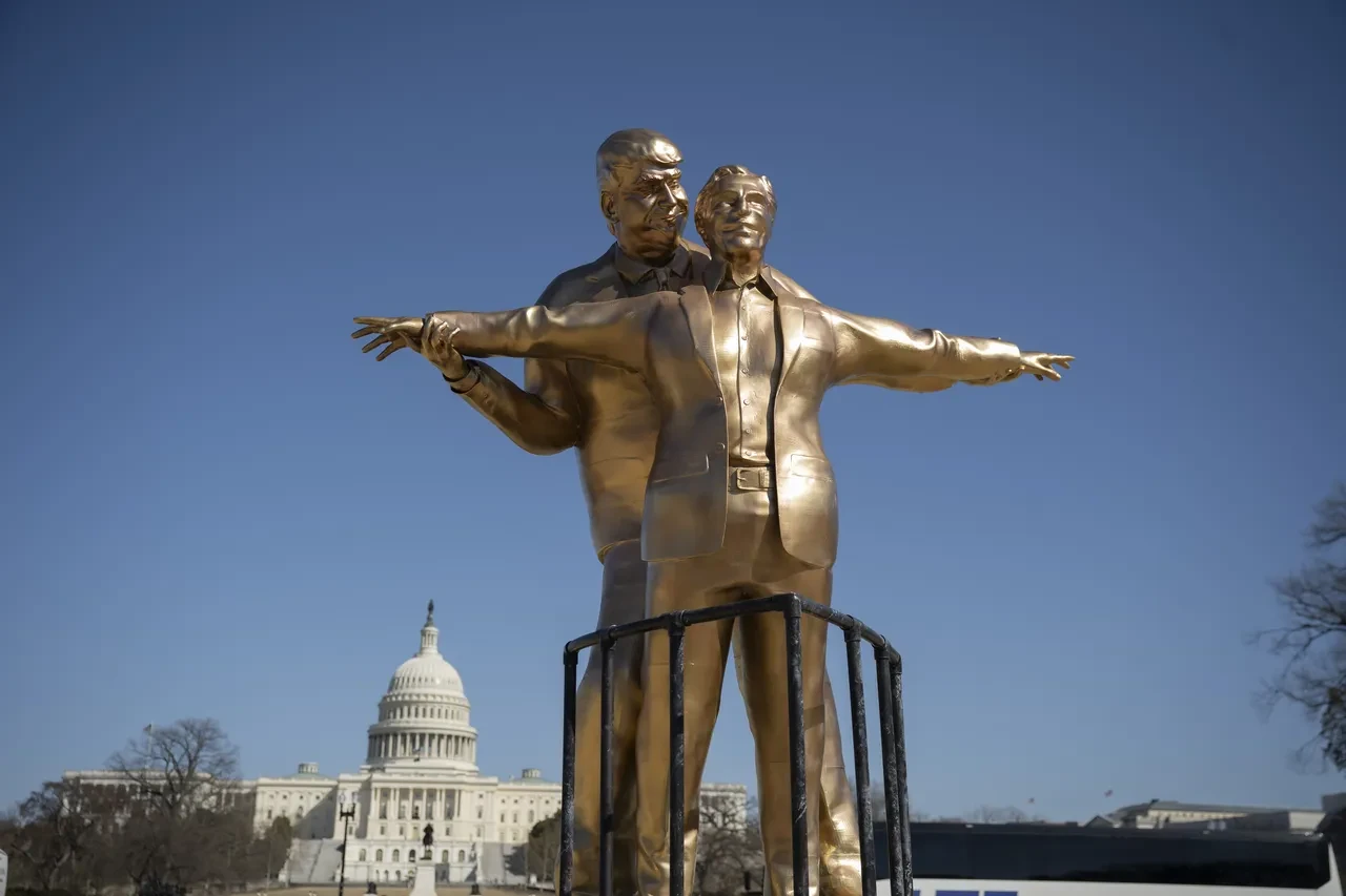 Trump-Epstein heykeli