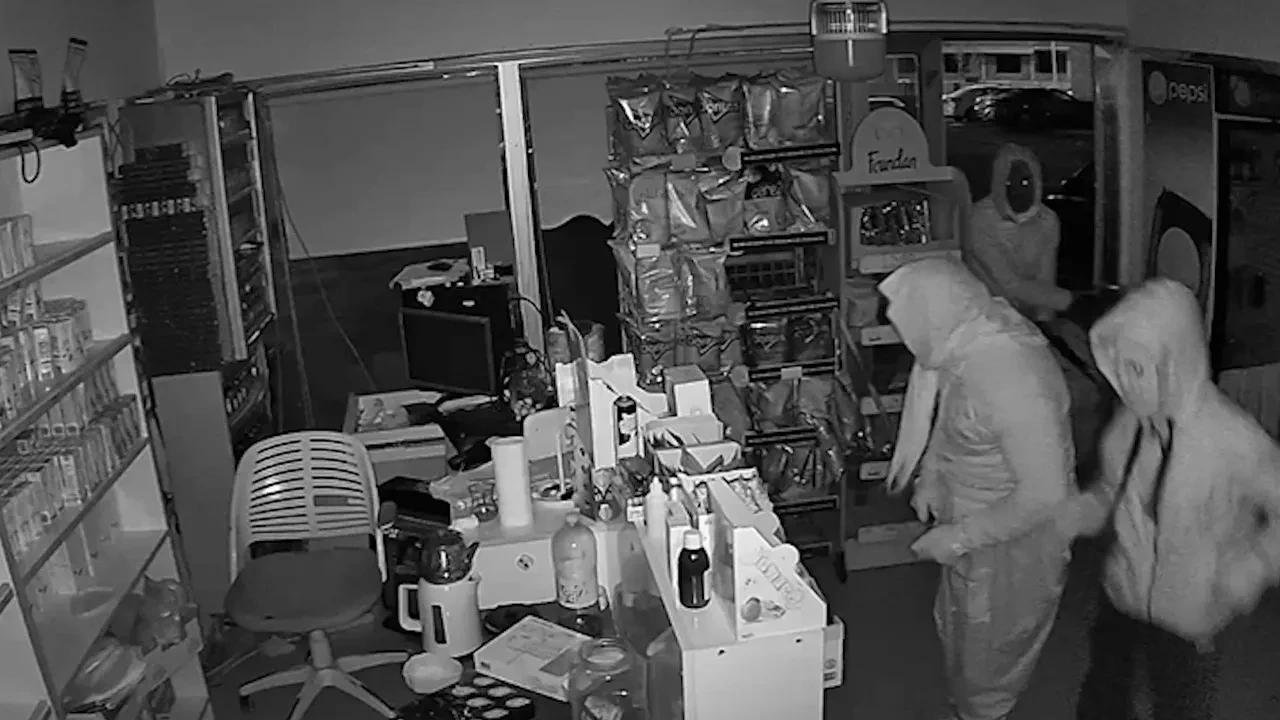 Kadın kılığına girdiler, 600 saatlik görüntüyle yakalandılar: 110 bin TL'lik sigara çalan hırsızlar kaçamadı