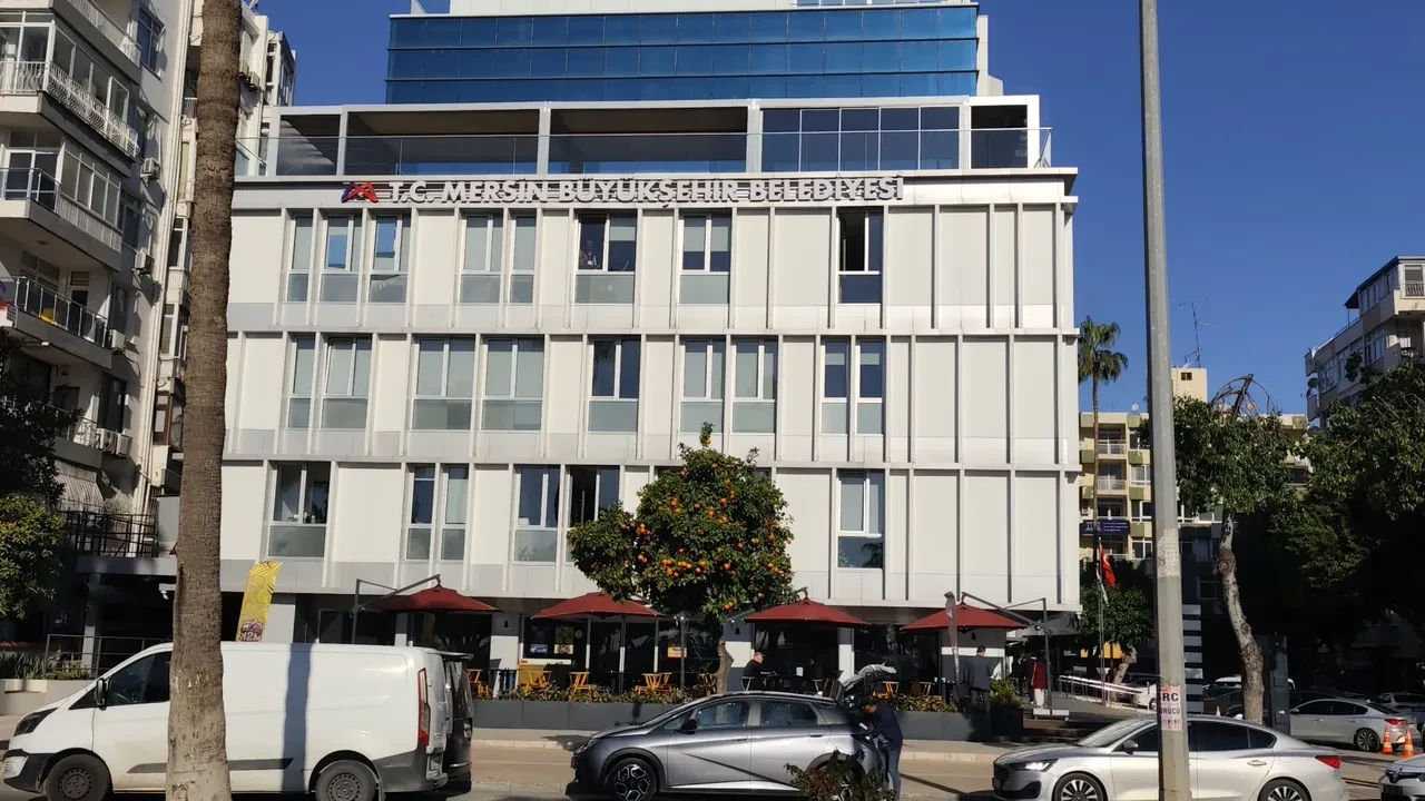 Mersin Büyükşehir Belediyesi'ne operasyon! Çok sayıda gözaltı var 