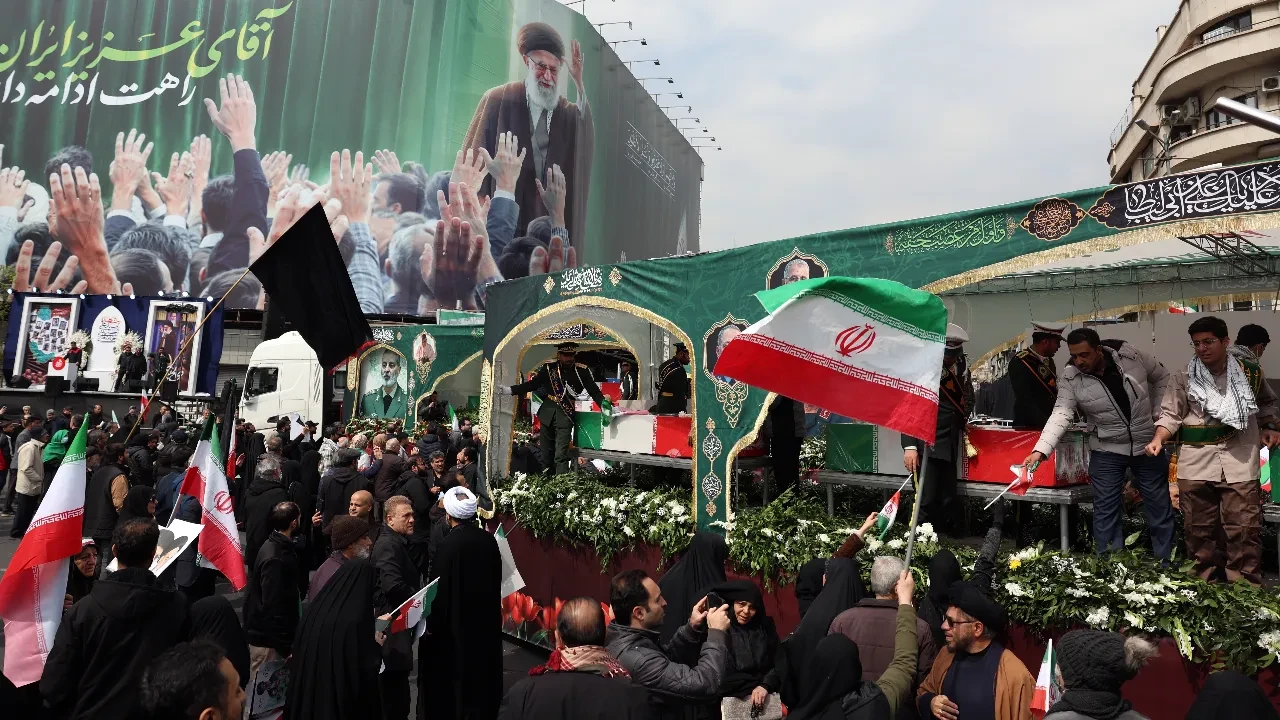 Tahran’da binler toplandı! İran’da öldürülen üst düzey komutanlar için cenaze töreni