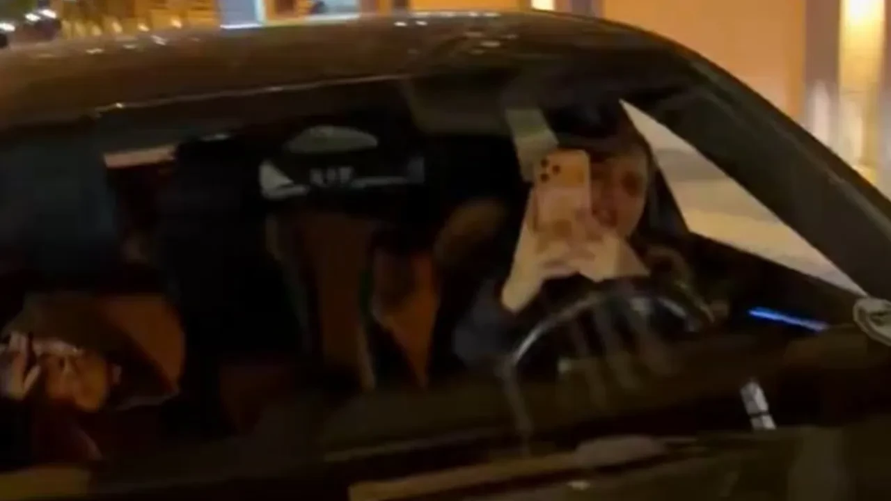 Ters yöne girdi, diğer sürücüler uyarınca telefonunu çıkardı: Arabadan inerseniz ceza yersiniz