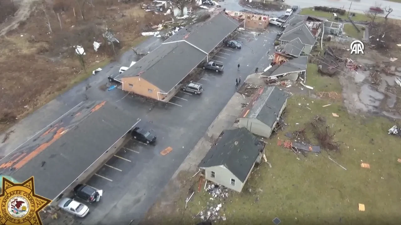 ABD'yi şiddetli fırtına vurdu! Illinois ve Indiana eyaletlerinde hayat felç oldu