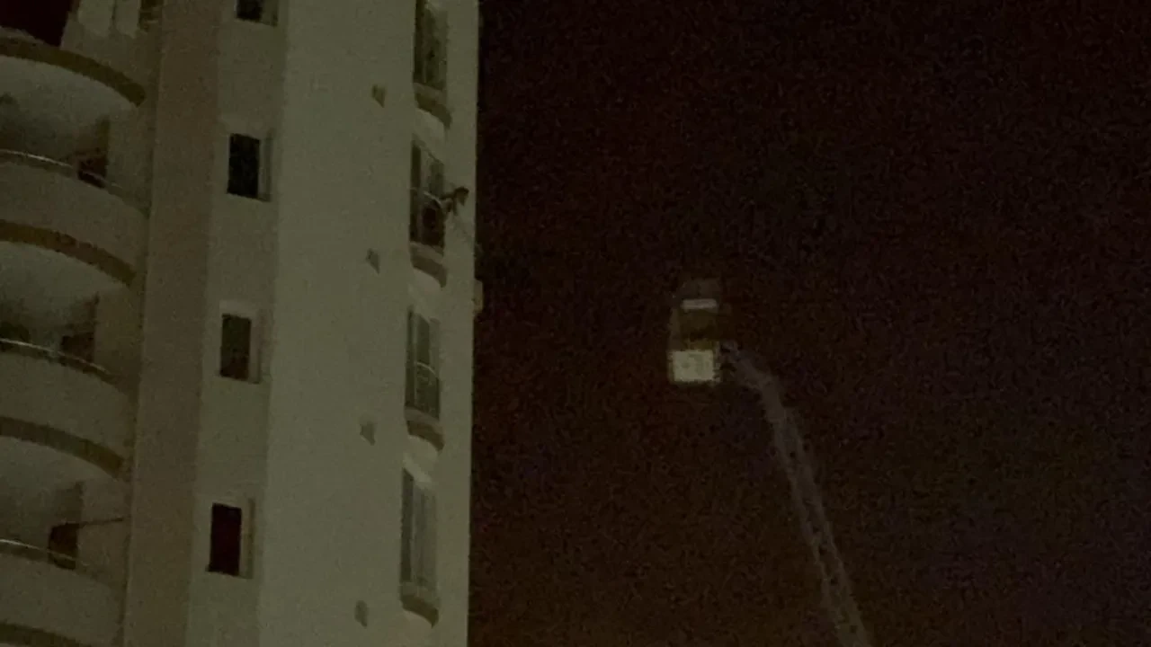 Adana’da hareketli dakikalar: "Kendimi yakacağım" diyen genç mahalleyi ayağa kaldırdı!