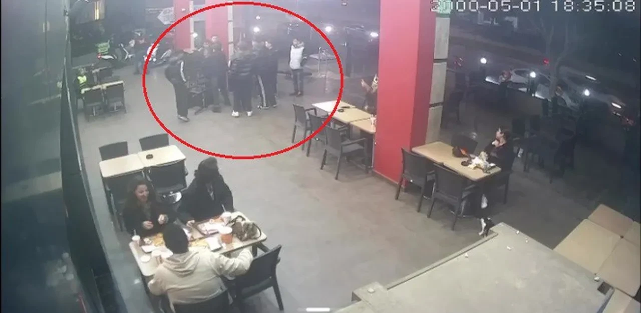 Antalya'da akran dehşeti! Hiç tanımadıkları çocuğu dövüp burnunu kırdılar: O anlar kamerada 