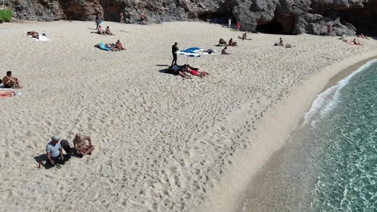 Antalya'da yaz erken geldi! Sıcaklıklar 20 dereceyi gördü, sahiller doldu taştı