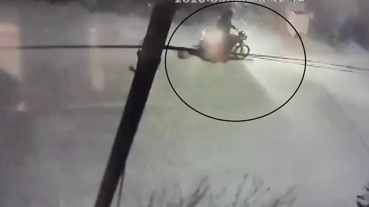 Borçlu olduğu kişinin evine kurşun yağdırdı! Korku dolu anlar kamerada