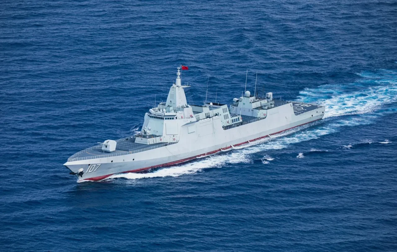 Çin, iki yeni Type 055 destroyerini ilk kez tatbikatta gösterdi