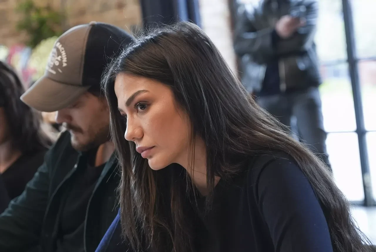 Eşref Rüya çekimlerinde Demet Özdemir gülme krizine girdi! Sete ara verildi