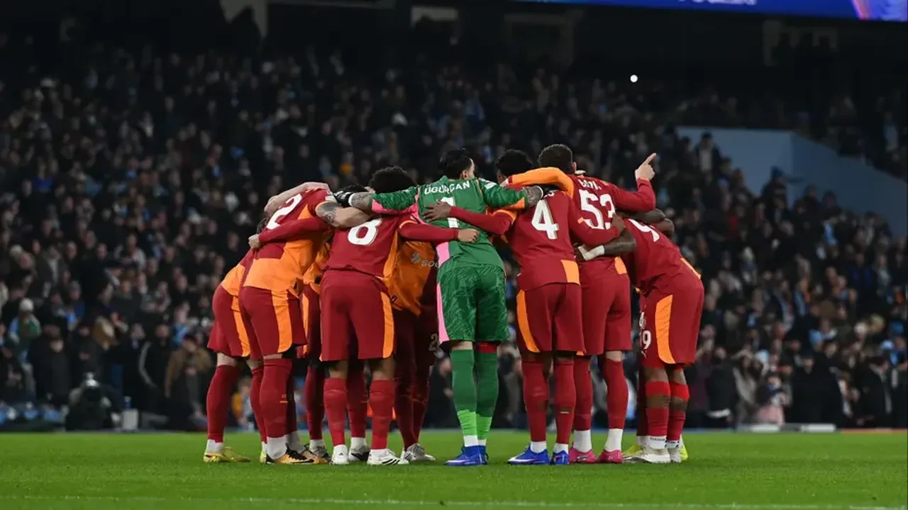 Galatasaray Liverpool maçında Victor Osimhen sürprizi! Dünya devleri tribünde seyretti: İstenen bonservis dudak uçuklattı