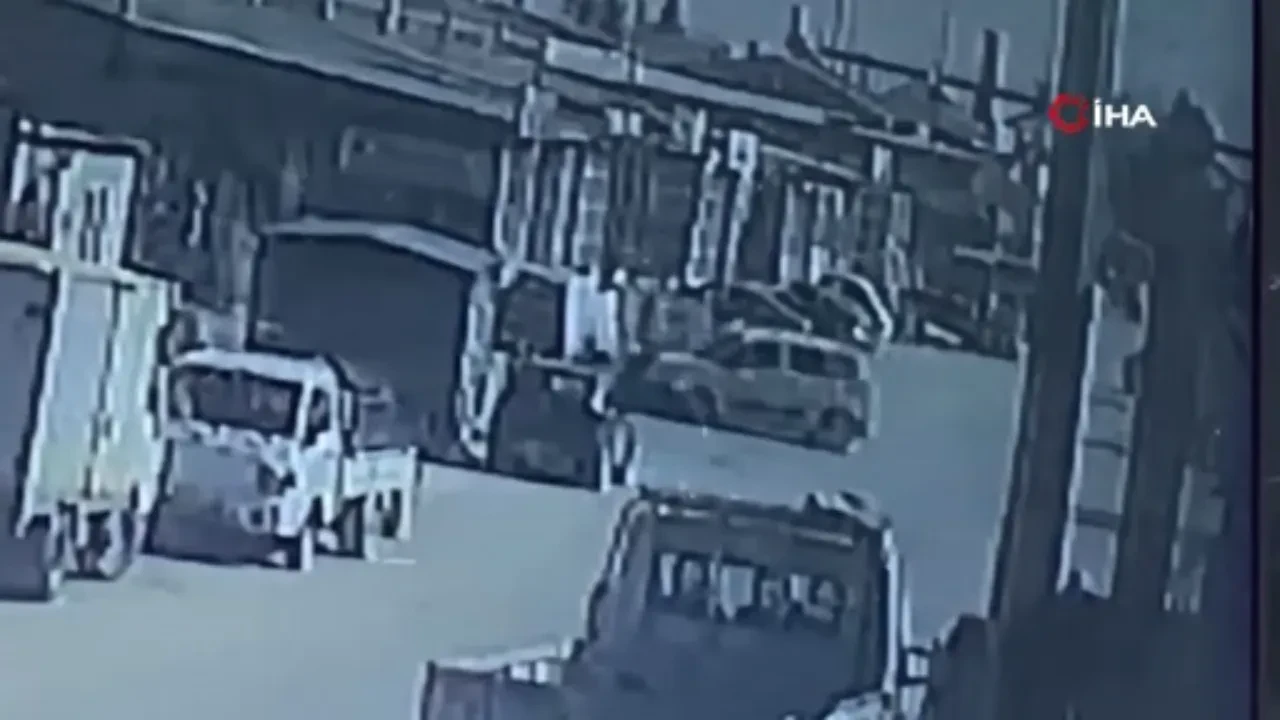 Hızla gelip elektrikli motosiklete çarptı! 1 kişinin ağır yaralandığı kaza kamerada 