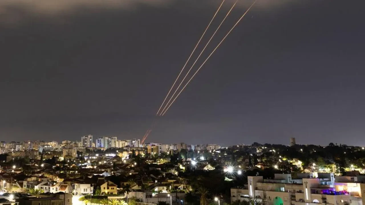 İran, İsrail'i füzelerle vuruyor! 'Sığınaklara gidin' çağrısı yapıldı