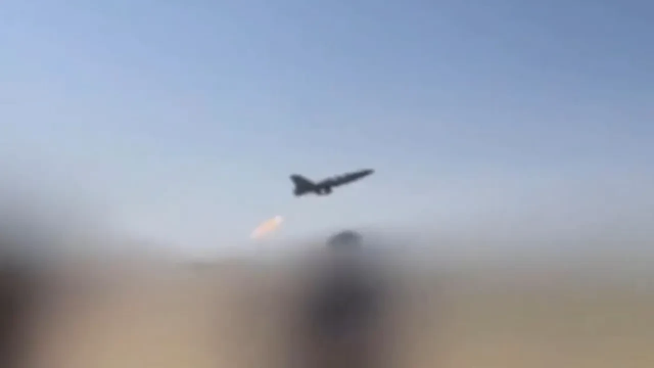 İran ordusu, İsrail üslerini hedef aldığı saldırının görüntülerini paylaştı