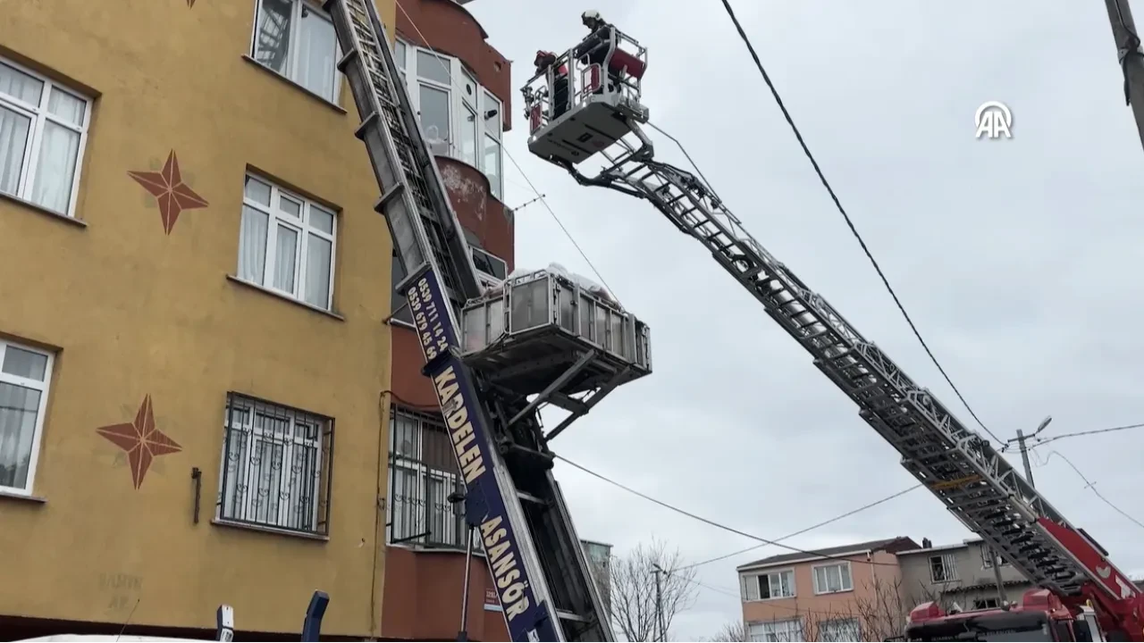 İstanbul’da zorlu operasyon: 240 kiloluk kadın 7. kattan vinçle indirildi