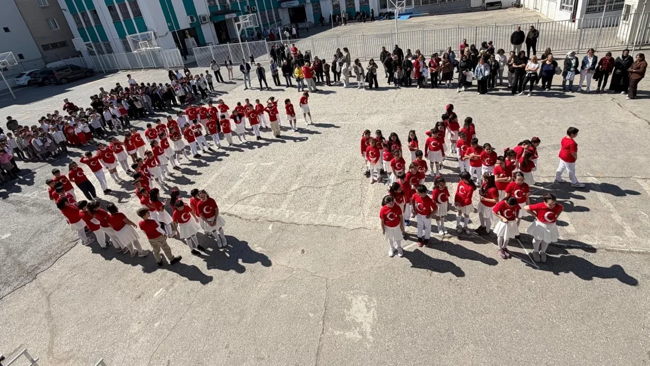 İstiklal Marşı'nı işaret diliyle okudular! İzmir'de öğrencilerden anlamlı davranış