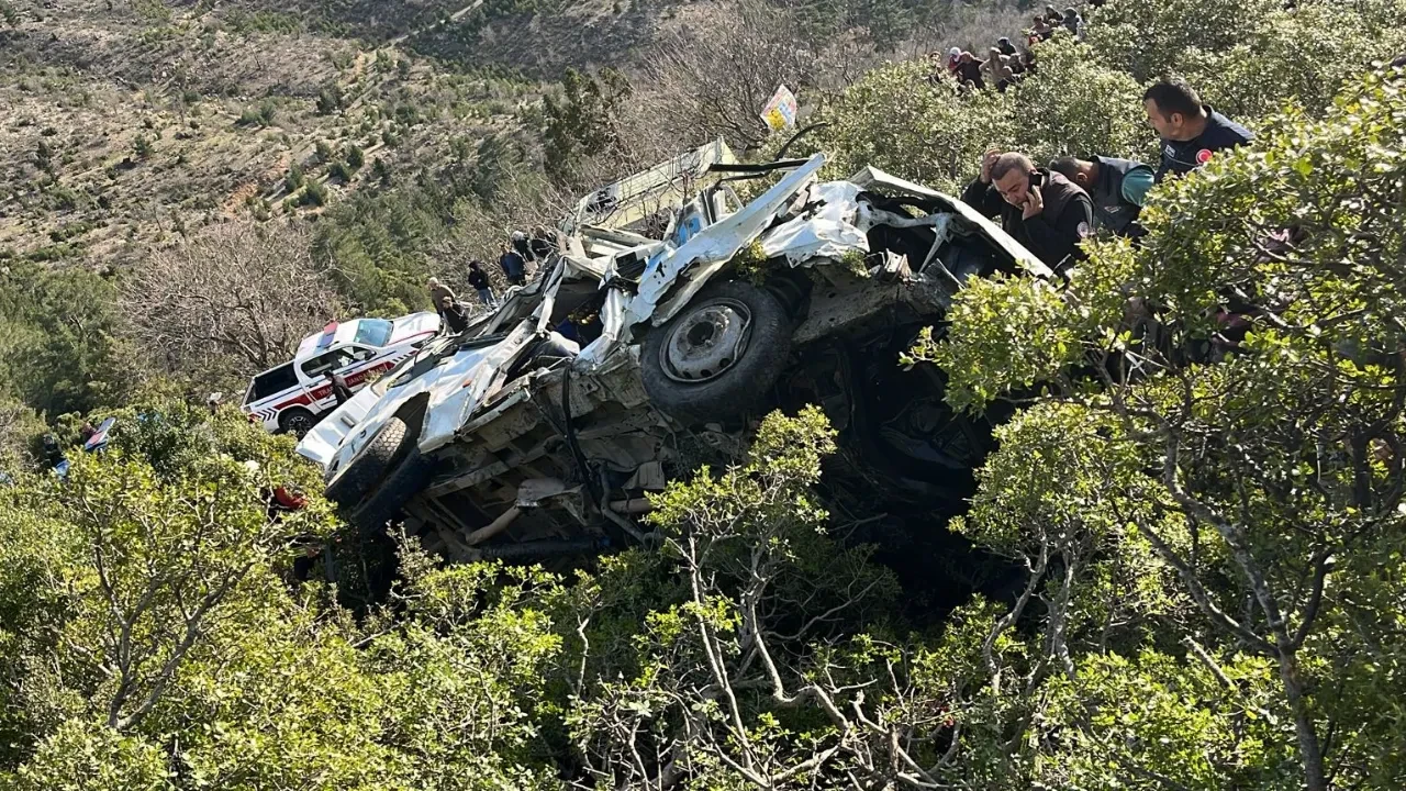 Mersin'deki feci kazada can pazarı! İşçi servisi uçuruma yuvarlandı