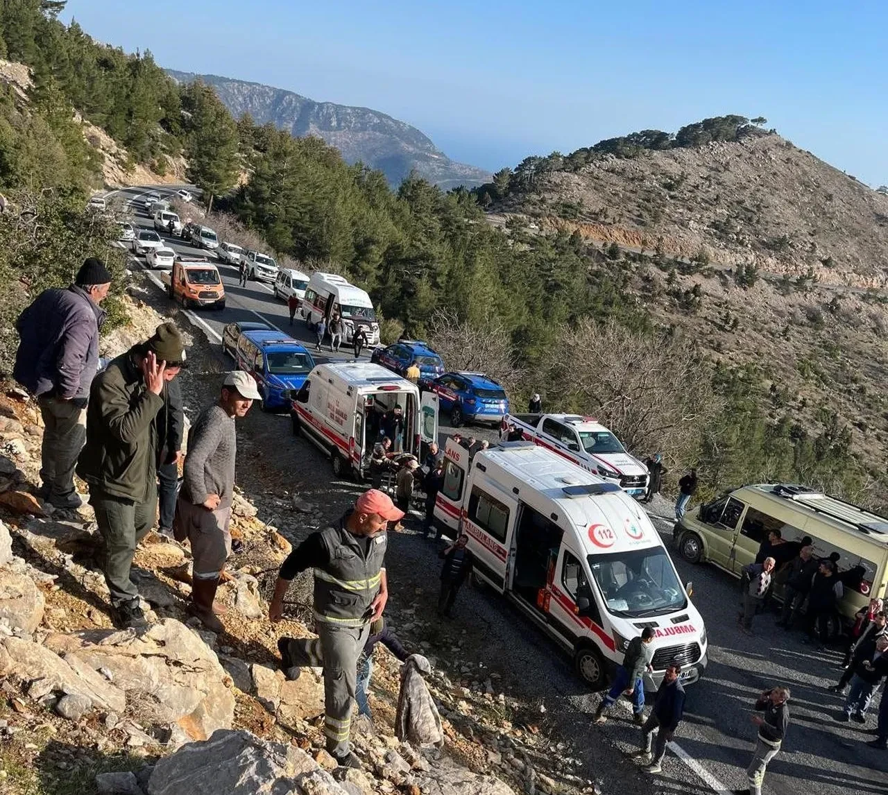 Mersin'deki feci kazada can pazarı! İşçi servisi uçuruma yuvarlandı