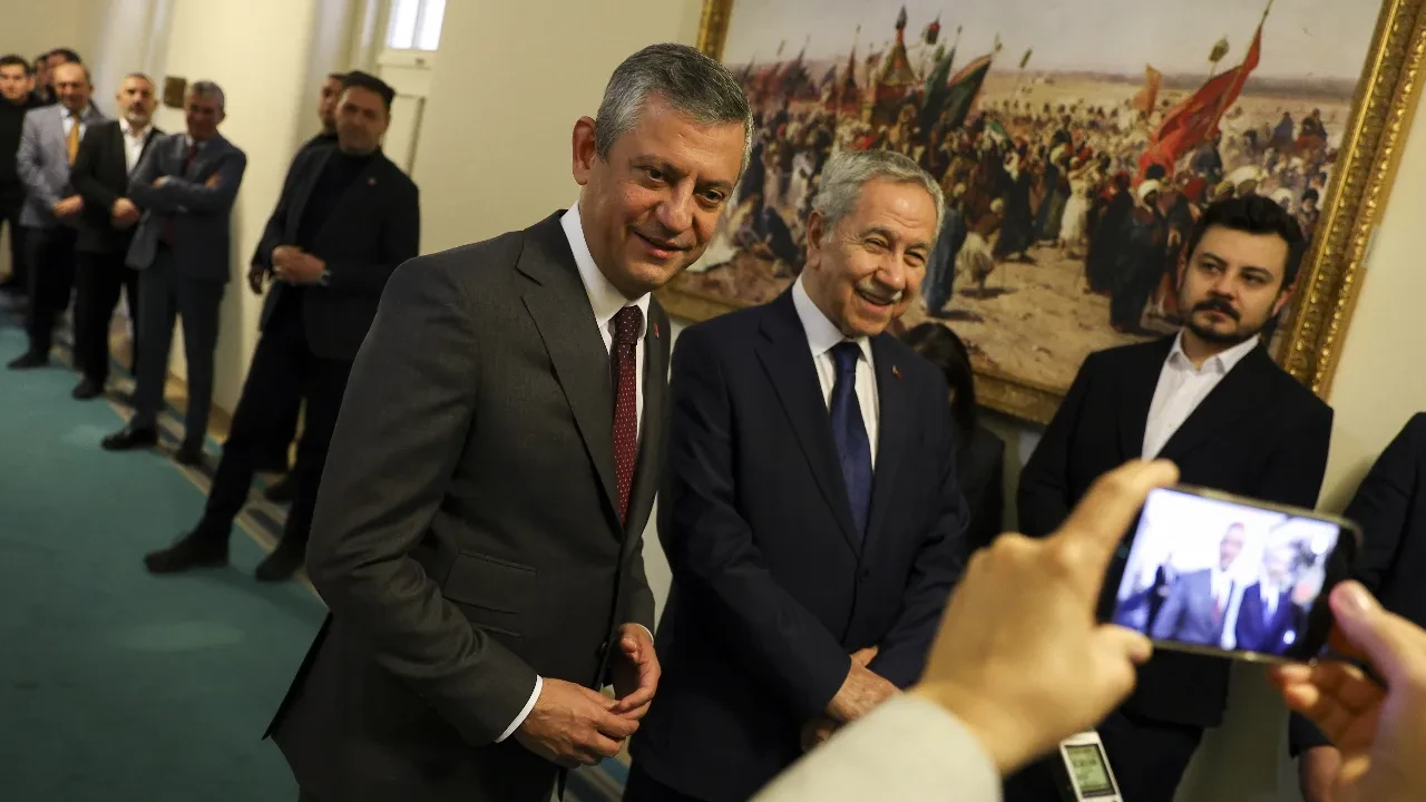 Özgür Özel'den Bülent Arınç'a dikkat çeken sözler: 'Erdoğan'a düşmanlık duymuyorum'