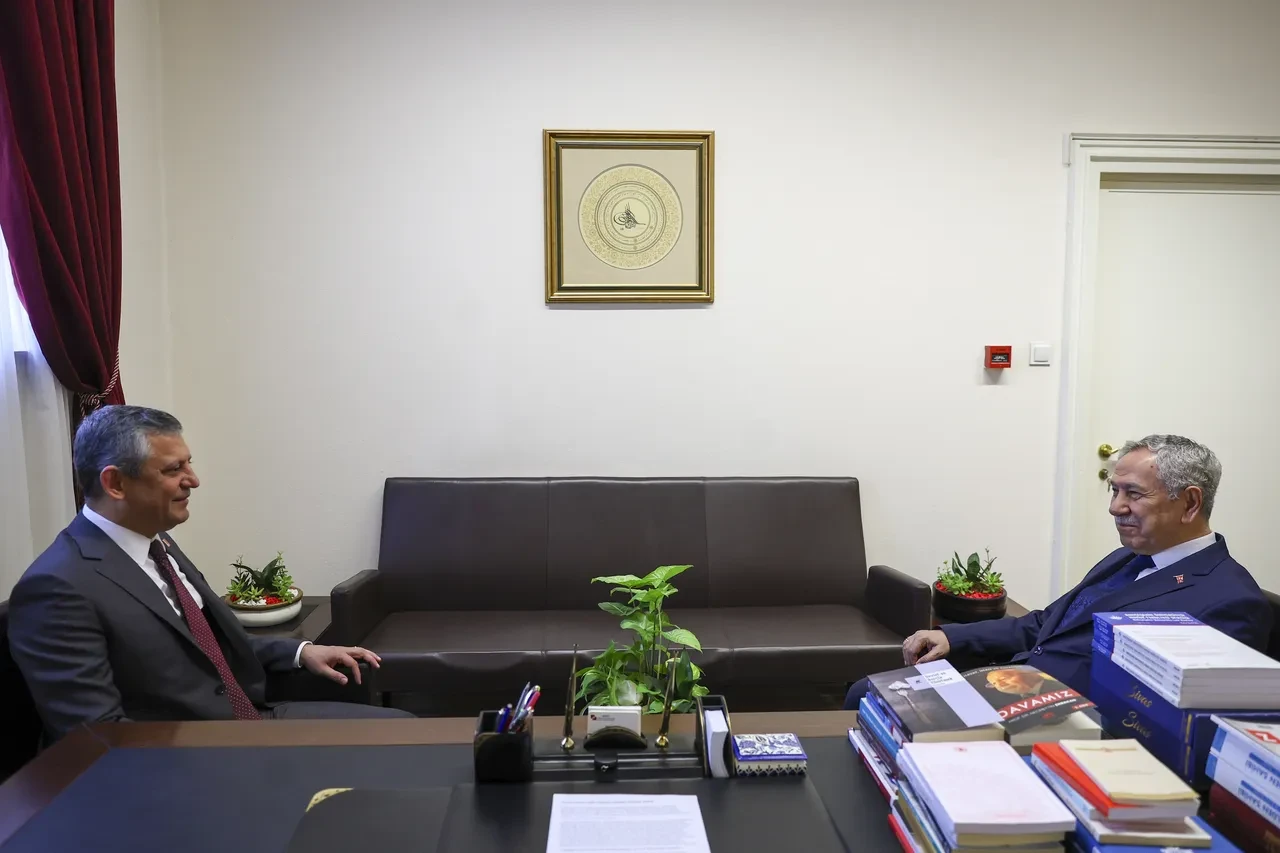 Özgür Özel'den Bülent Arınç'a dikkat çeken sözler: 'Erdoğan'a düşmanlık duymuyorum'