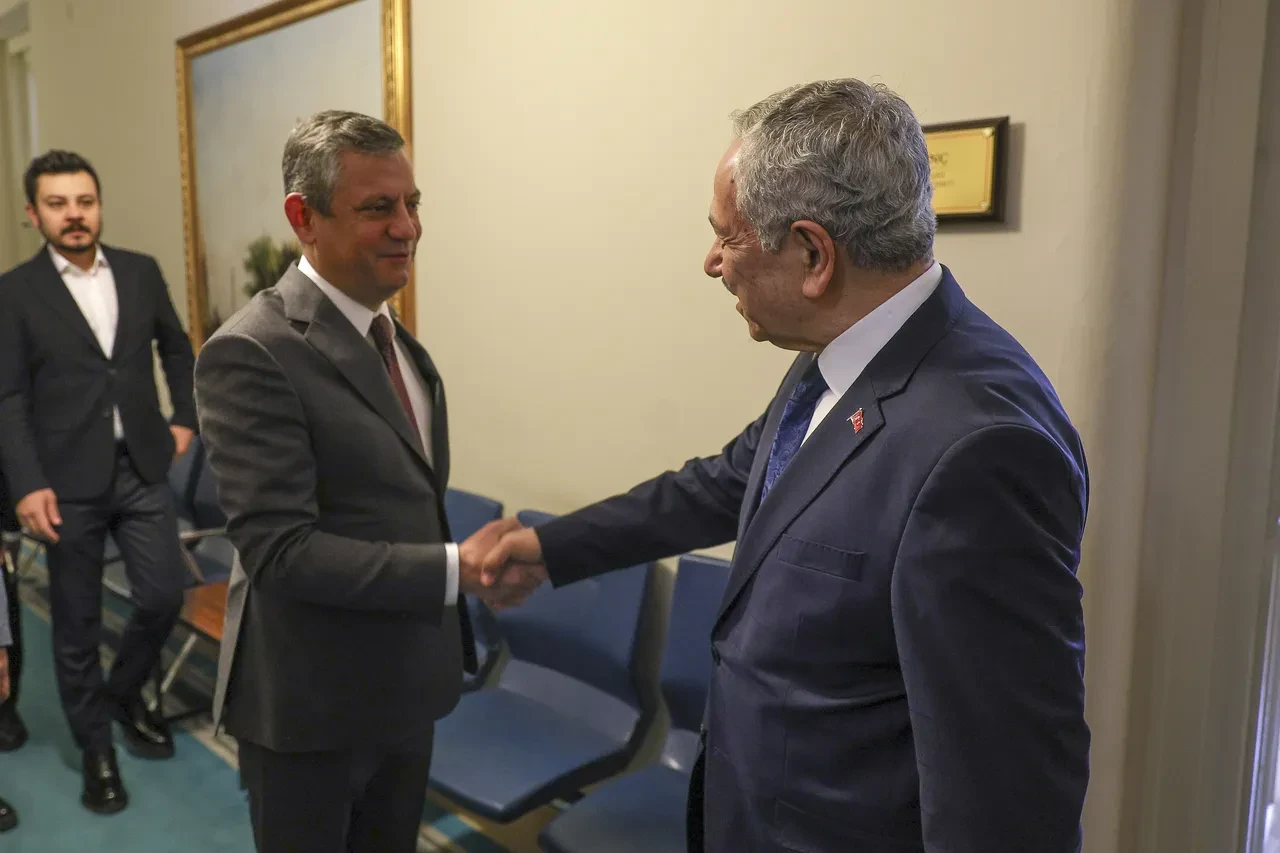 Özgür Özel'den Bülent Arınç'a dikkat çeken sözler: 'Erdoğan'a düşmanlık duymuyorum'