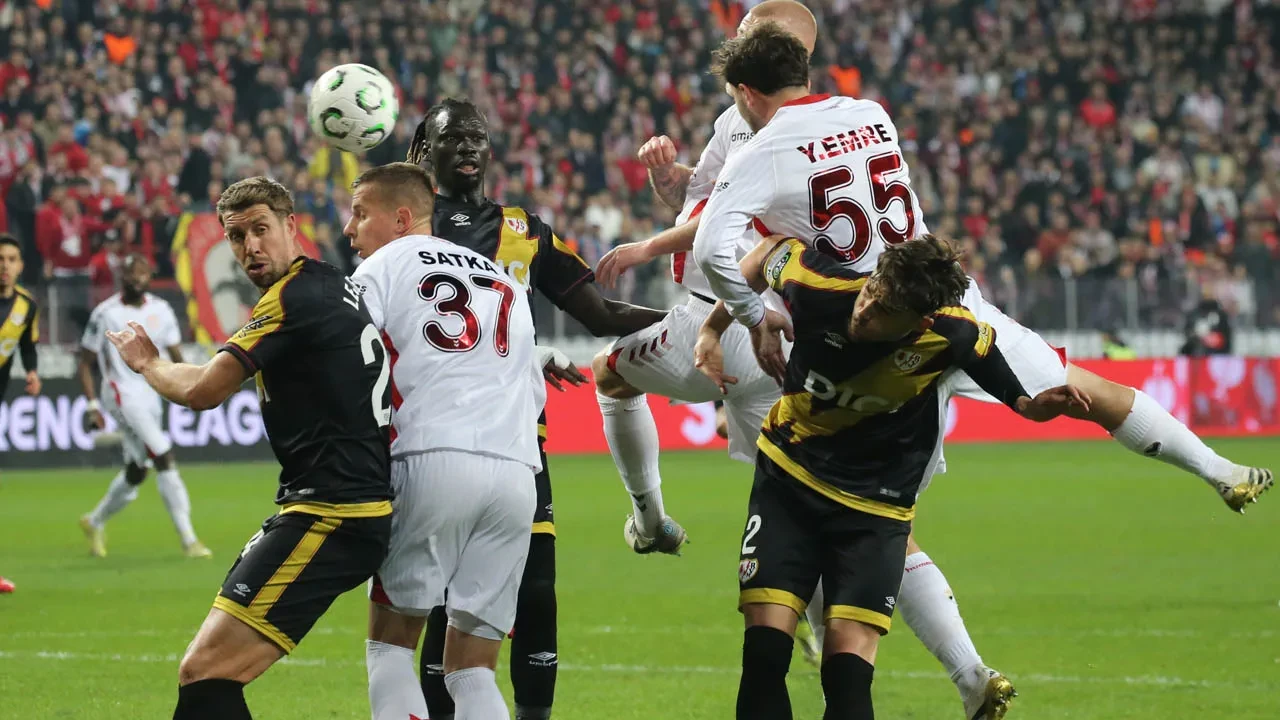 Samsunspor Rayo Vallecano'ya UEFA Konferans Ligi Son 16 turu ilk maçında mağlup oldu
