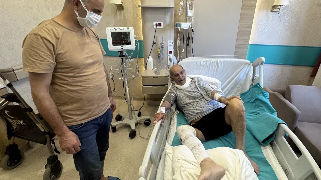 Ustalığına güvenmişti: 79 yaşındaki adam tıkalı gideri açmak isterken yandı