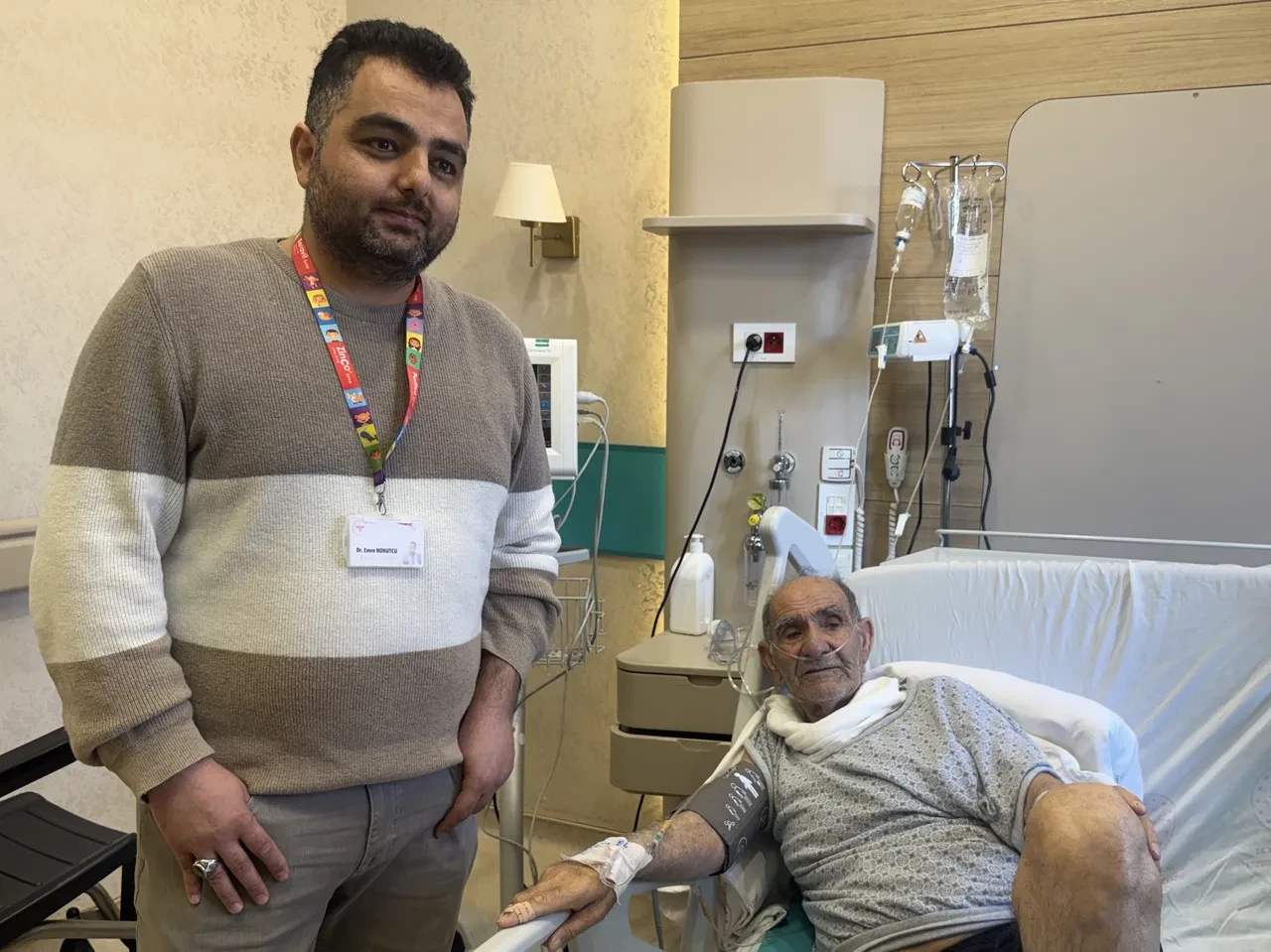 Ustalığına güvenmişti: 79 yaşındaki adam tıkalı gideri açmak isterken yandı