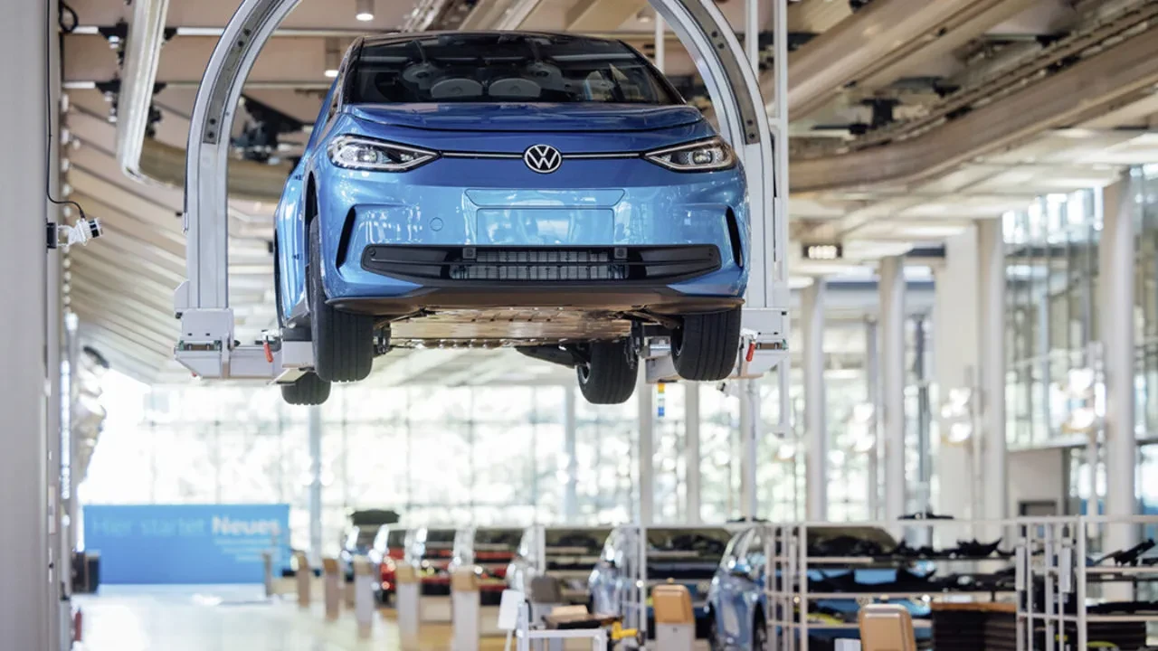 Volkswagen Almanya’da frene basıyor: 50 bin kişilik küçülme planı