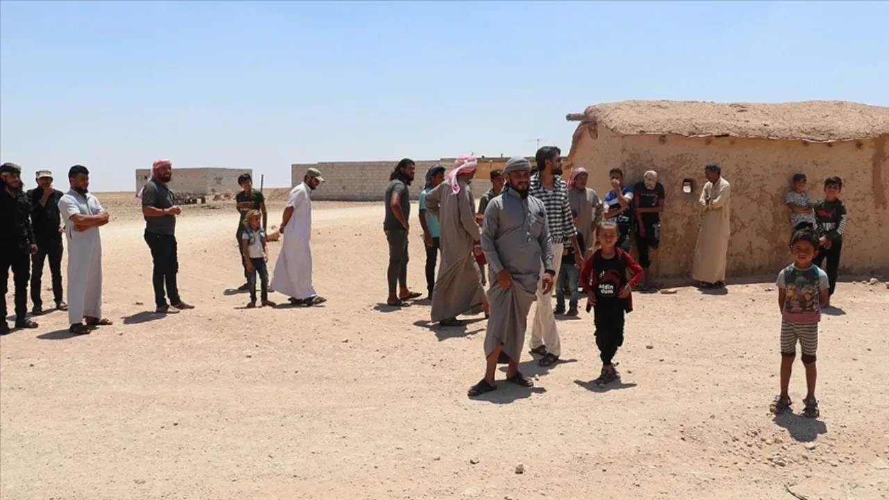 YPG elebaşının geleceğini öğrenen Suriyeliler ayaklandı: Aracı ateşe verdiler