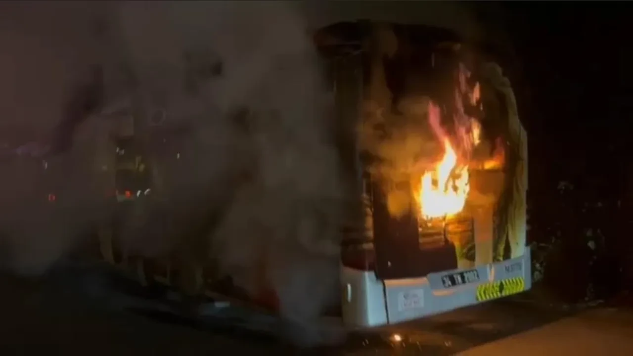 15 Temmuz Şehitler Köprüsü'nde metrobüs alevlere teslim oldu: 60 yolcu son anda kurtuldu