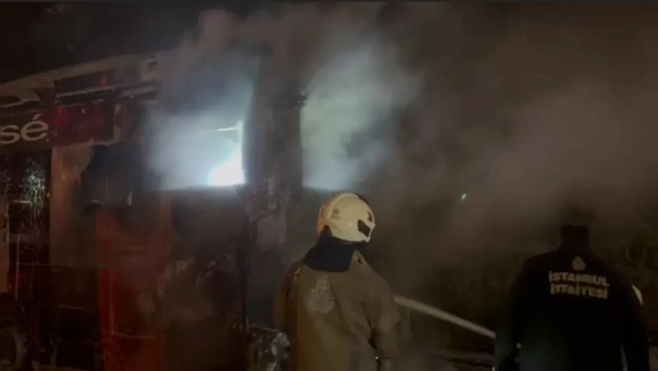 15 Temmuz Şehitler Köprüsü'nde metrobüs alevlere teslim oldu: 60 yolcu son anda kurtuldu